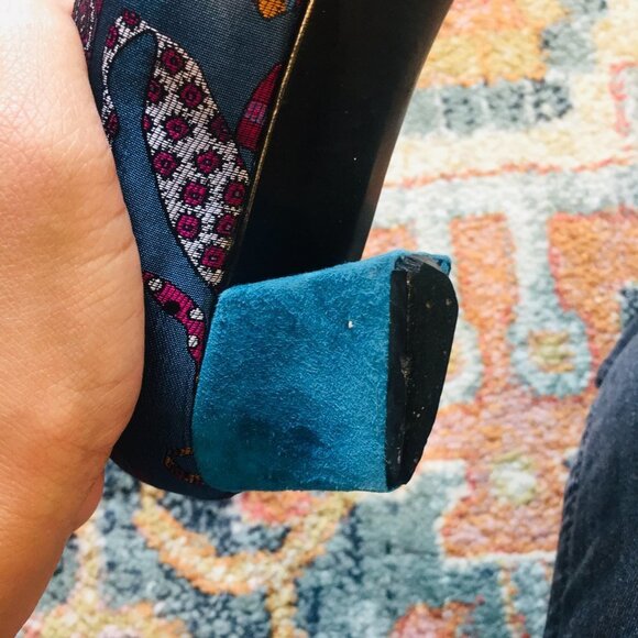 STUART WEITZMAN FOR MR. SEYMOUR Vintage Blue Silk Tie Print Suede Heels 8 AAA - Picture 11 of 14